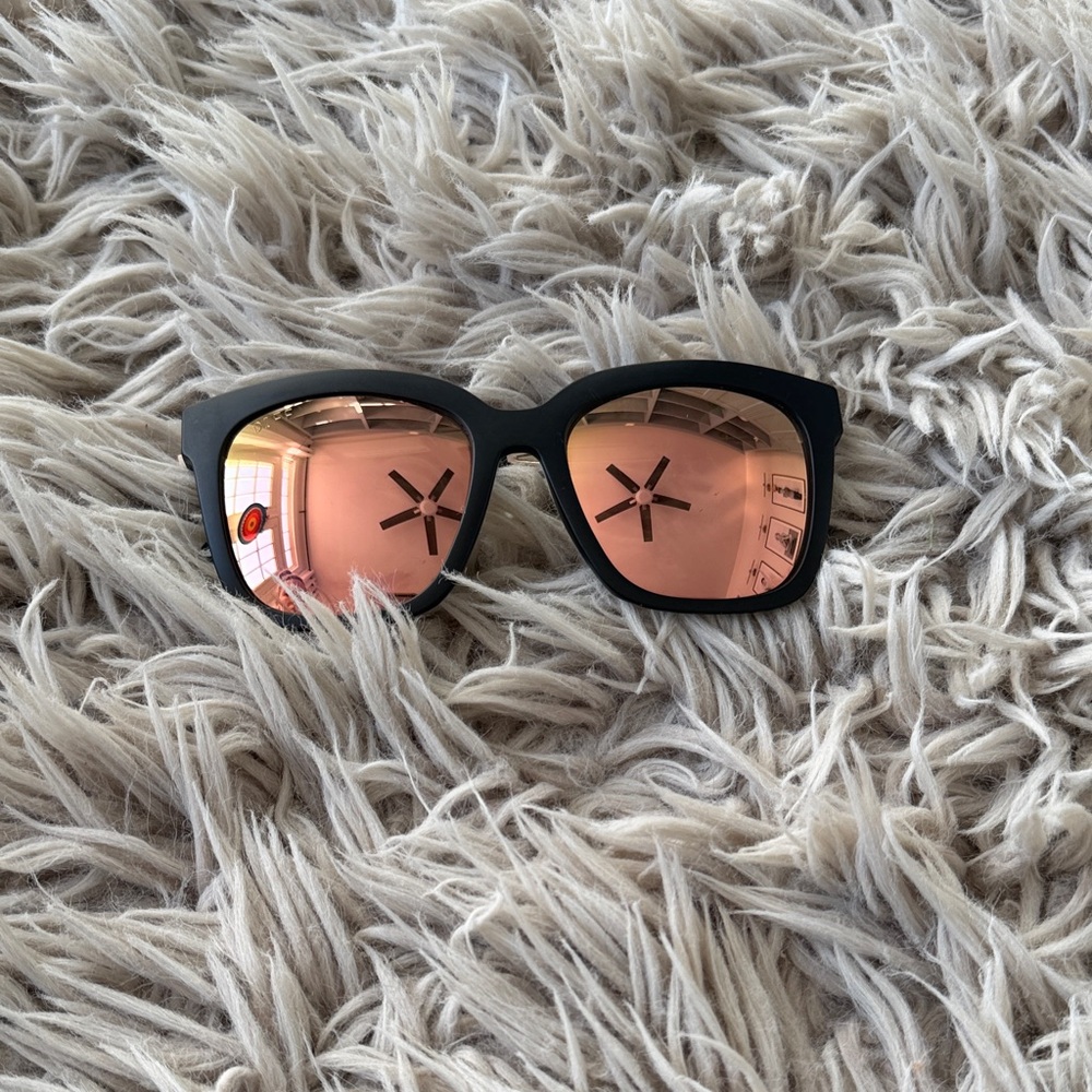 DIFF Black Sunglasses with Pink Lenses